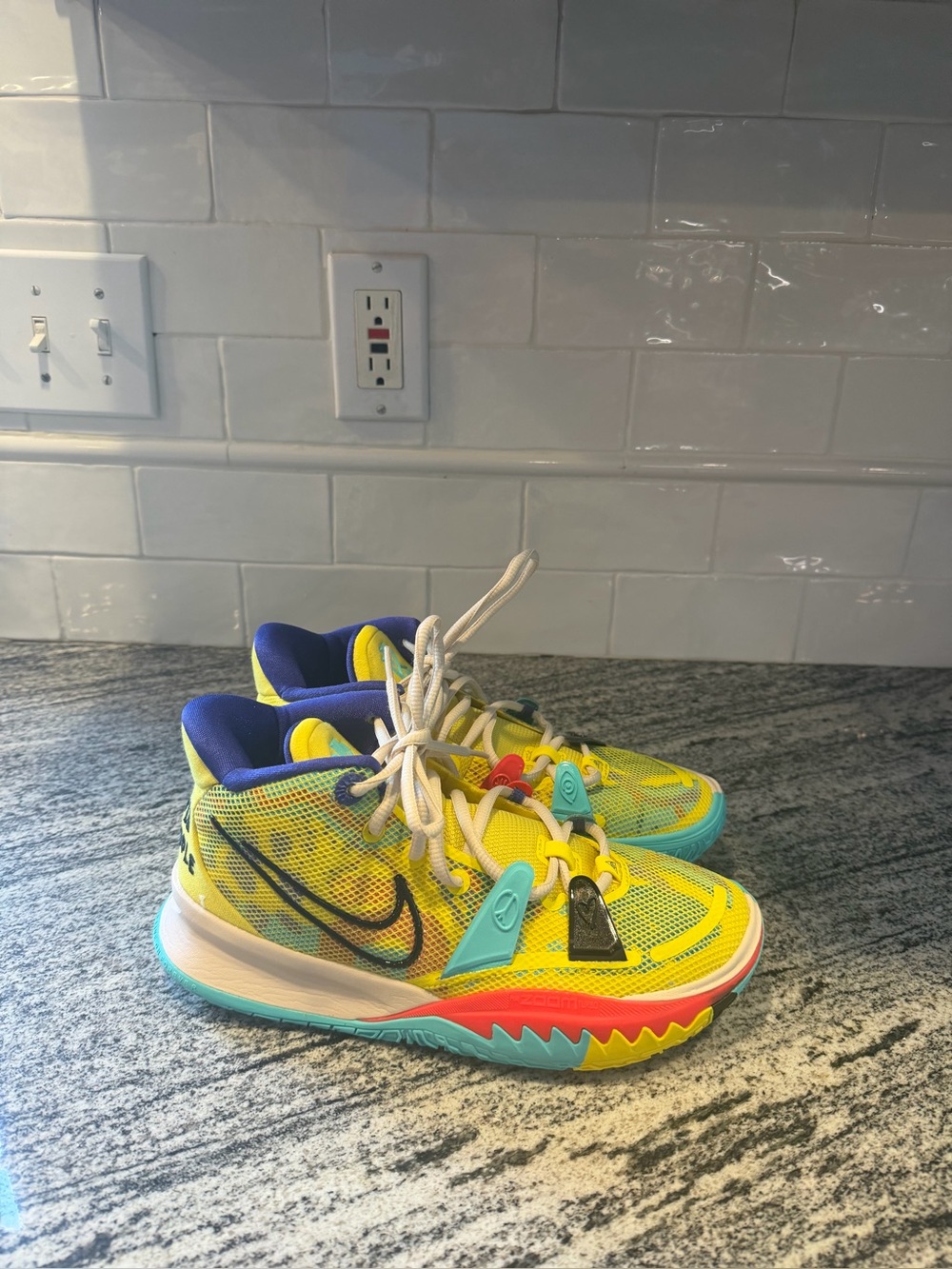 Men’s Nike Kyrie 7 1 World 1 People CQ9326-700 Size 7/Women’s 8.5